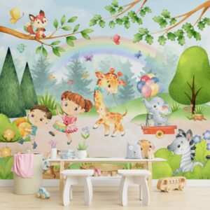 Papel de parede infantil com girafa, elefante, zebra e crianças se divertindo.
