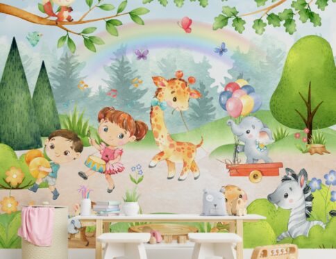 Papel de parede infantil com girafa, elefante, zebra e crianças se divertindo.