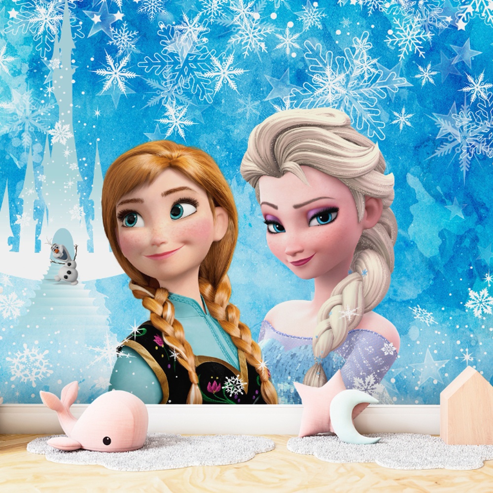 Cena mágica de duas irmãs em um ambiente azul com neve e castelo de fundo.