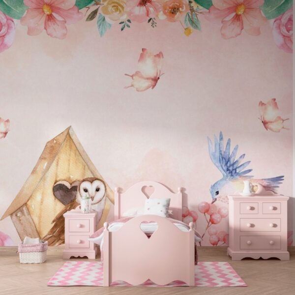 Papel de parede infantil com um cenário suave e encantador, mostrando flores, uma casinha de pássaros e uma coruja em um jardim romântico.