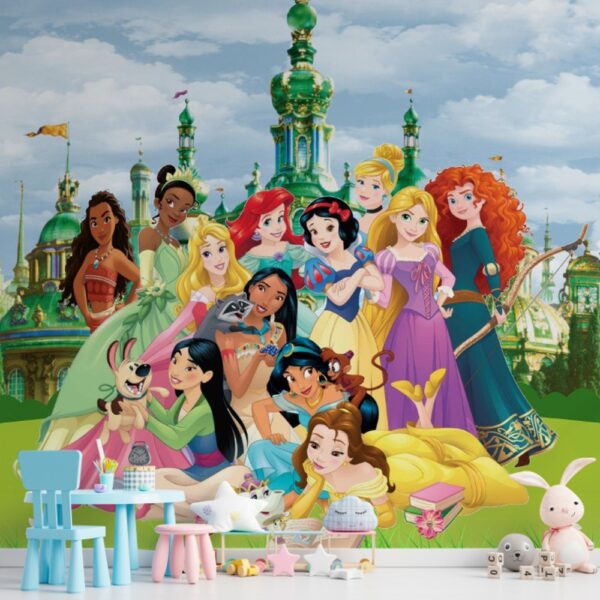 Papel de parede infantil temático de realeza, apresentando um grupo de princesas em vestidos elegantes em um cenário de conto de fadas.