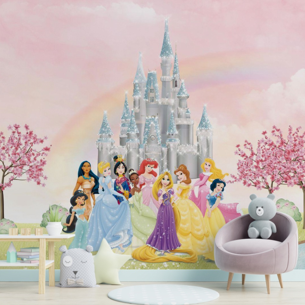 Papel de parede infantil com um cenário mágico das princesas Disney reunidas em um lindo jardim florido diante de um castelo de contos de fadas.