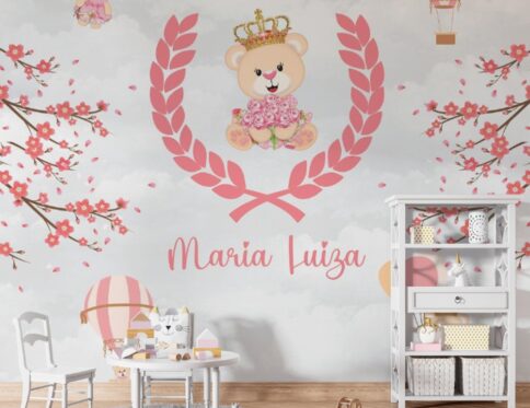 Decoração de quarto infantil com tema realeza, apresentando uma ursinha com coroa, nome personalizado e detalhes florais.