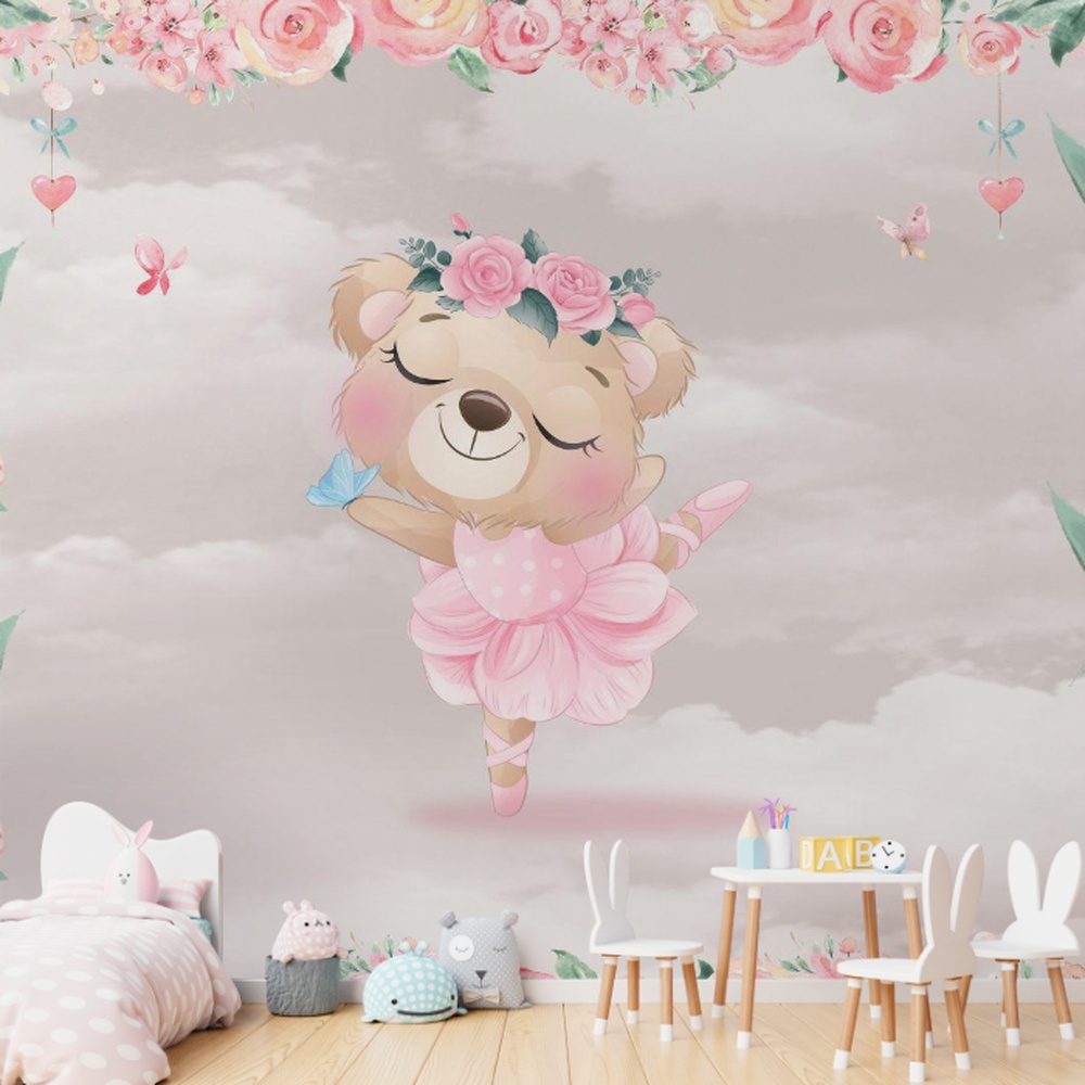 Ilustração de uma ursinha bailarina fofa vestida de rosa, rodeada por flores e borboletas em um fundo suave.