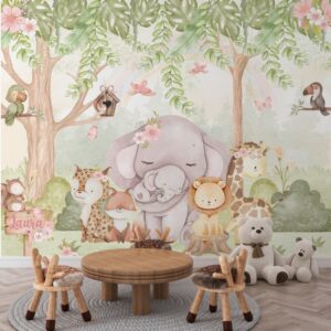Ilustração lúdica com elefante e bebê, rodeados por animais da floresta, passarinhos e vegetação exuberante.