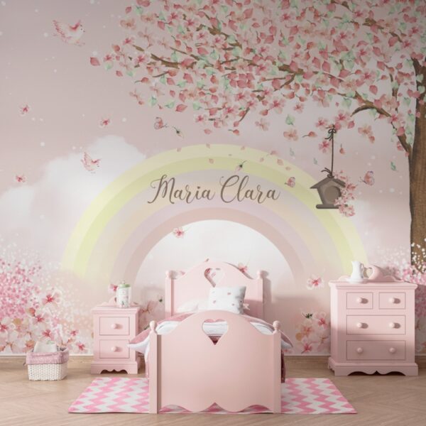 Imagem delicada de um papel de parede floral com tons suaves, apresentando uma árvore florida, um arco-íris em tons pastel e detalhes encantadores, como pássaros e borboletas, criando uma atmosfera serena e mágica.
