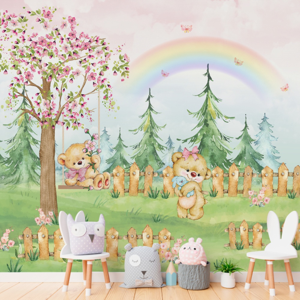 Papel de parede infantil com ursinhos fofos em um campo florido, balanço e cercado de madeira.