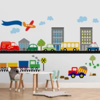 apel de Parede Infantil com Cidade e Veículos - Descrição: Papel de parede mostrando uma cidade animada com prédios e árvores frutíferas