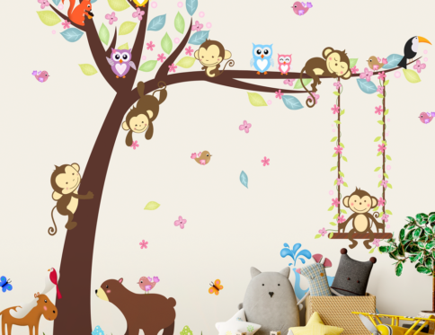 Cena lúdica de animais na floresta – Ilustração infantil com macacos brincando em uma árvore, pássaros coloridos, coruja, esquilo, um elefante azul e outros animais felizes em um ambiente encantador.