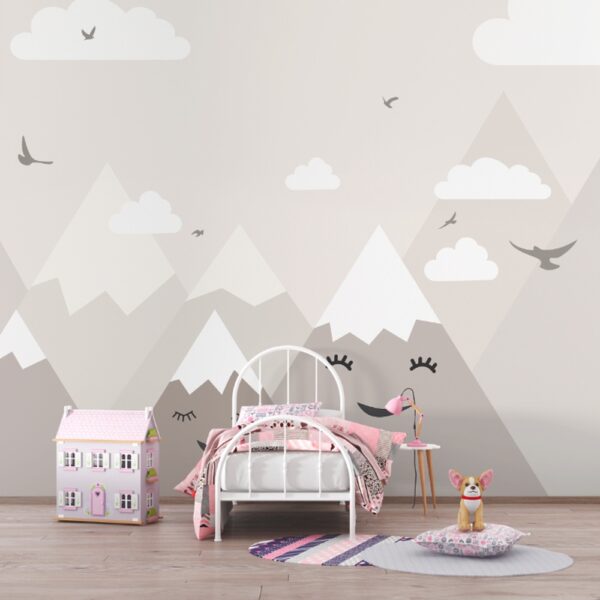 Papel de parede infantil com montanhas sorridentes e pássaros voando.