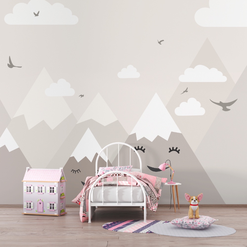 Papel de parede infantil com montanhas sorridentes e pássaros voando.