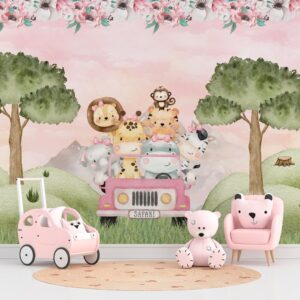 Papel de parede infantil com animais fofos em um carro rosa, explorando a natureza em uma aventura safari.