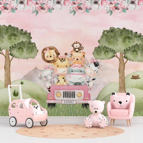 Papel de parede infantil com animais fofos em um carro rosa, explorando a natureza em uma aventura safari.