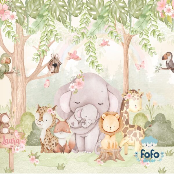 Papel de parede infantil com animais fofos da selva, flores tropicais e um arco-íris suave ao fundo.