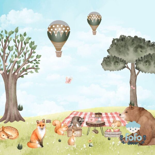 Papel de parede infantil com um cenário lúdico, mostrando um urso sentado com coelhos, esquilos e um guaxinim em um piquenique em meio a uma paisagem verde e harmoniosa.