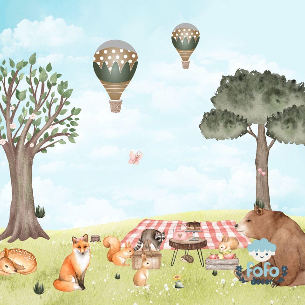 Papel de parede infantil com um cenário lúdico, mostrando um urso sentado com coelhos, esquilos e um guaxinim em um piquenique em meio a uma paisagem verde e harmoniosa.