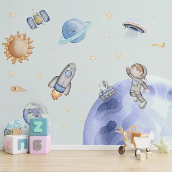 Papel de parede temático do espaço, com ilustrações de astronautas, foguetes e planetas, ideal para decoração infantil.