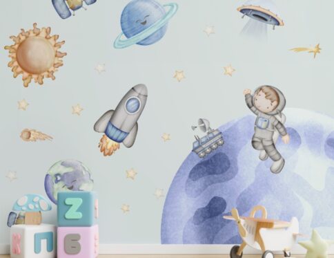Papel de parede infantil com tema espacial, apresentando astronautas, planetas e estrelas em tons suaves para decoração de quarto de criança.