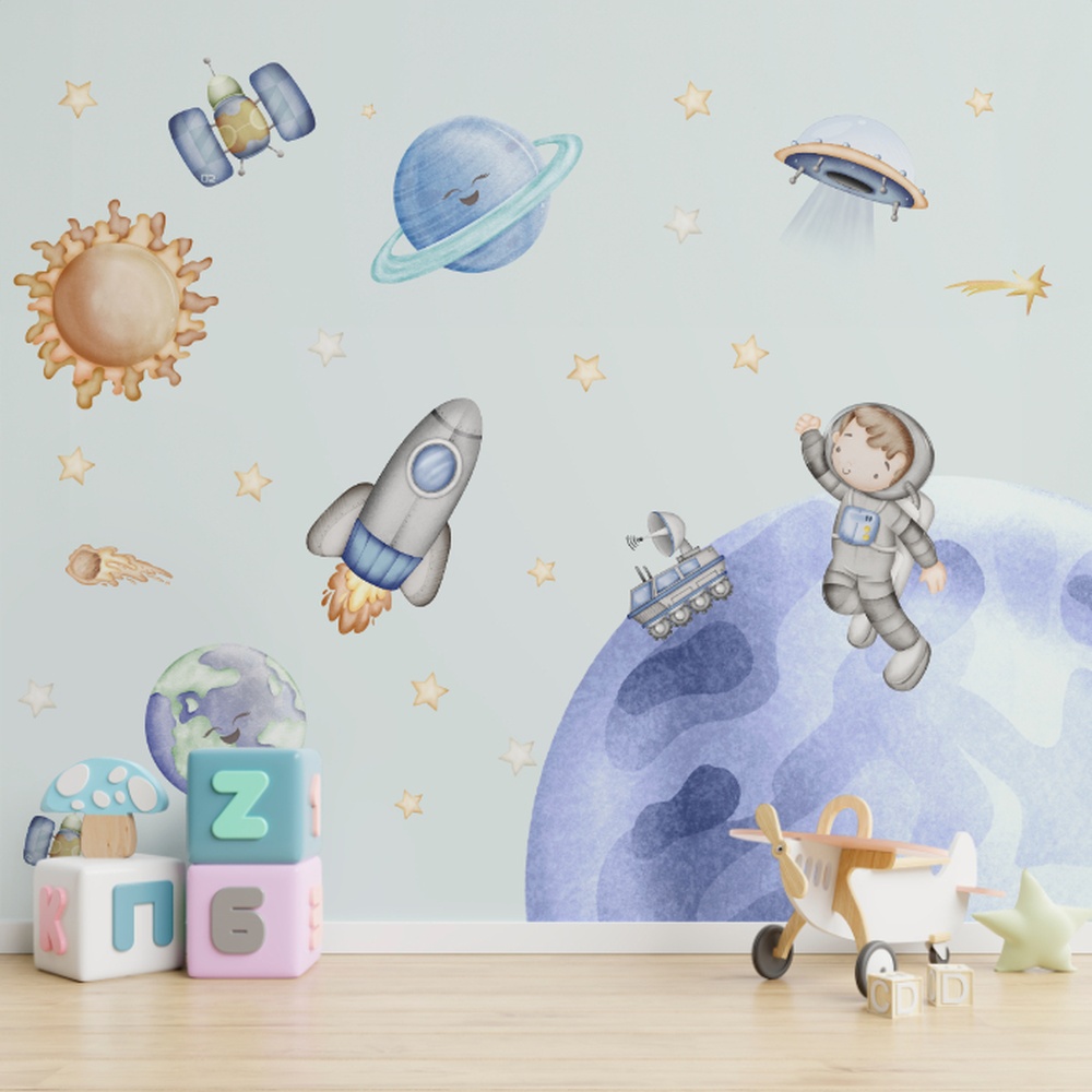 Papel de parede infantil com tema espacial, apresentando astronautas, planetas e estrelas em tons suaves para decoração de quarto de criança.