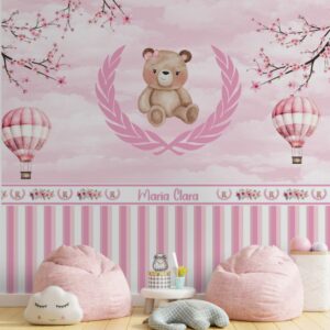 Papel de parede infantil personalizado com ursinha fofa, balões rosa e nome Maria Clara.