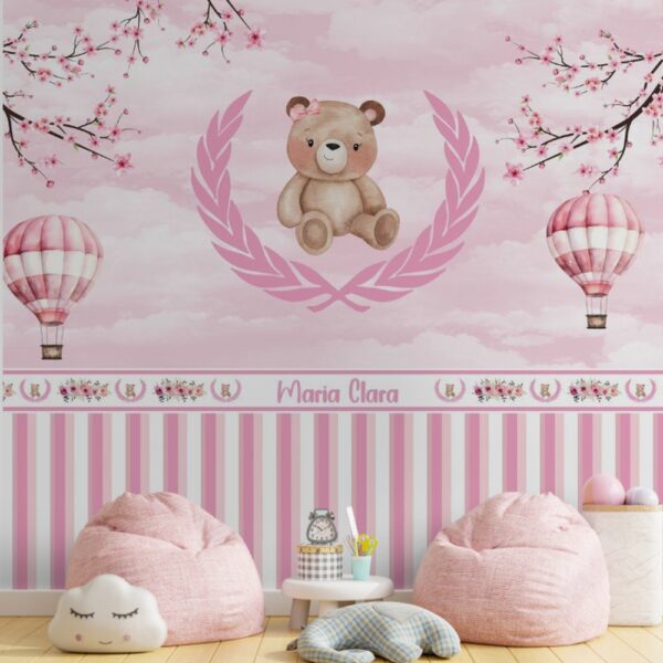 Papel de parede infantil personalizado com ursinha fofa, balões rosa e nome Maria Clara.