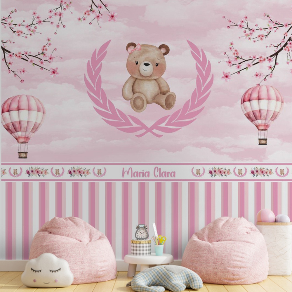 Papel de parede infantil personalizado com ursinha fofa, balões rosa e nome Maria Clara.