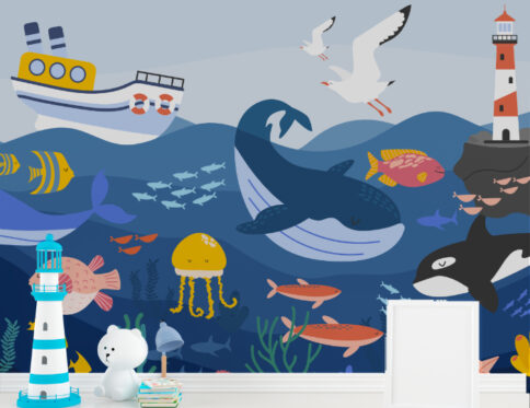 Ilustração lúdica e vibrante representando a Aventura no Fundo do Mar, com baleias, peixes coloridos, uma água-viva e um barco navegando sobre ondas azuis. Gaivotas voam no céu, enquanto um farol se destaca sobre uma rocha. O cenário transmite um ambiente divertido e encantador, ideal para estimular a imaginação das crianças e trazer a magia do oceano para a decoração.
