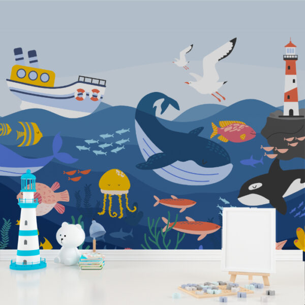 Ilustração lúdica e vibrante representando a Aventura no Fundo do Mar, com baleias, peixes coloridos, uma água-viva e um barco navegando sobre ondas azuis. Gaivotas voam no céu, enquanto um farol se destaca sobre uma rocha. O cenário transmite um ambiente divertido e encantador, ideal para estimular a imaginação das crianças e trazer a magia do oceano para a decoração.
