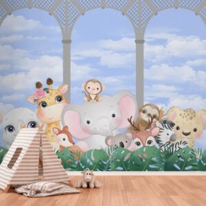 Papel de parede infantil com animais fofos da selva, incluindo elefante, girafa, macaco, zebra e outros, em um cenário tropical com folhas verdes e um gazebo.