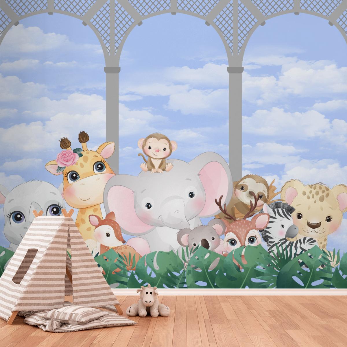 Papel de parede infantil com animais fofos da selva, incluindo elefante, girafa, macaco, zebra e outros, em um cenário tropical com folhas verdes e um gazebo.