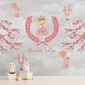 Papel de parede infantil com ursinha princesa e balões coloridos, perfeito para uma decoração delicada e encantadora.