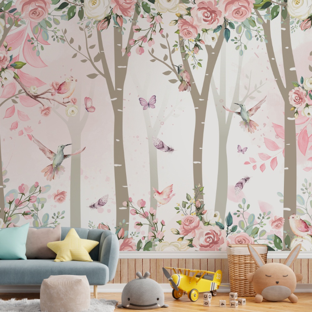 Papel de parede floral com árvores, passarinhos e borboletas em tons suaves de rosa e verde.