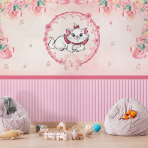 Papel de parede infantil com gatinha delicada, moldura floral e fundo rosa listrado.