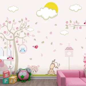Papel de parede infantil com animais brincando no jardim, corujas, macaco, passarinhos e girafa em tons suaves.
