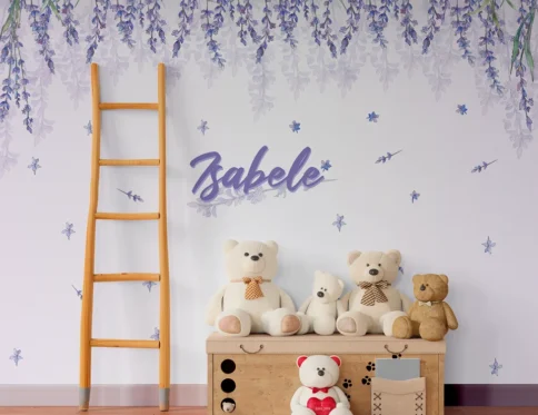 Papel de parede lilás com flores pendentes e ursos de pelúcia em uma caixa de madeira em um quarto infantil.