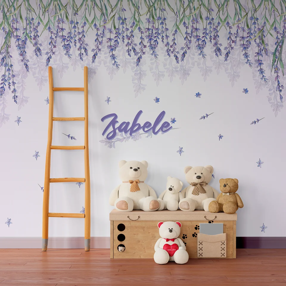 Papel de parede lilás com flores pendentes e ursos de pelúcia em uma caixa de madeira em um quarto infantil.