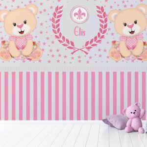 Papel de parede infantil personalizado com ursinhas fofas e listras rosa, perfeito para decoração de quartos de bebê.