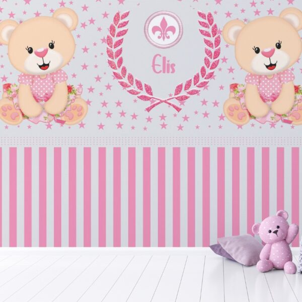 Papel de parede infantil personalizado com ursinhas fofas e listras rosa, perfeito para decoração de quartos de bebê.