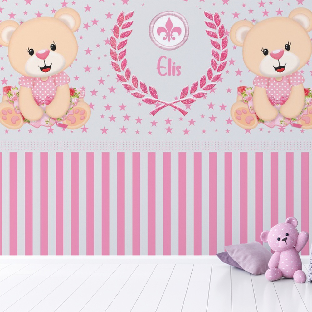 Papel de parede infantil personalizado com ursinhas fofas e listras rosa, perfeito para decoração de quartos de bebê.