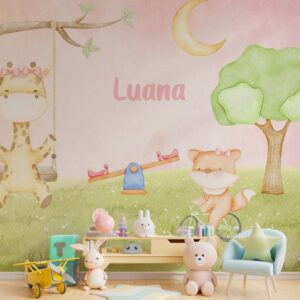 Cenário infantil em tons suaves com animais brincando ao ar livre, uma gangorra e uma árvore sob um céu rosado.