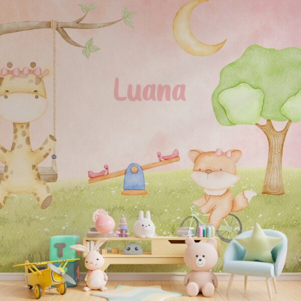 Cenário infantil em tons suaves com animais brincando ao ar livre, uma gangorra e uma árvore sob um céu rosado.