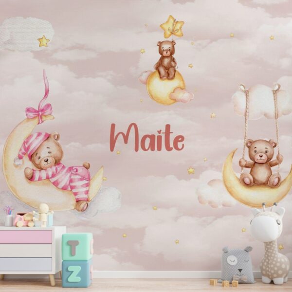 Papel de parede personalizado com o nome Maite, ilustrado com ursinhos na lua e nuvens.
