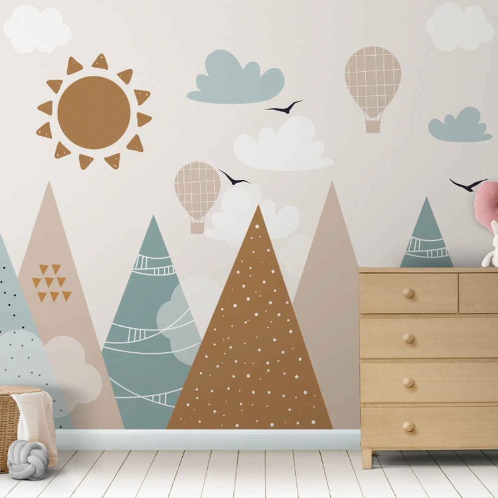 Papel de Parede Montanhas e Balões em tons suaves, ideal para decoração infantil aconchegante e moderna