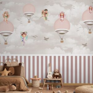 Papel de parede infantil com fadas delicadas voando entre balões e nuvens suaves.