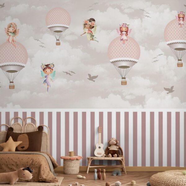 Papel de parede infantil com fadas delicadas voando entre balões e nuvens suaves.