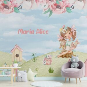 Papel de parede infantil com menina delicada, coelhinhos, cerca colorida e céu azul.
