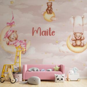Papel de parede infantil com ursinhos fofos dormindo na lua, estrelas e nuvens suaves.