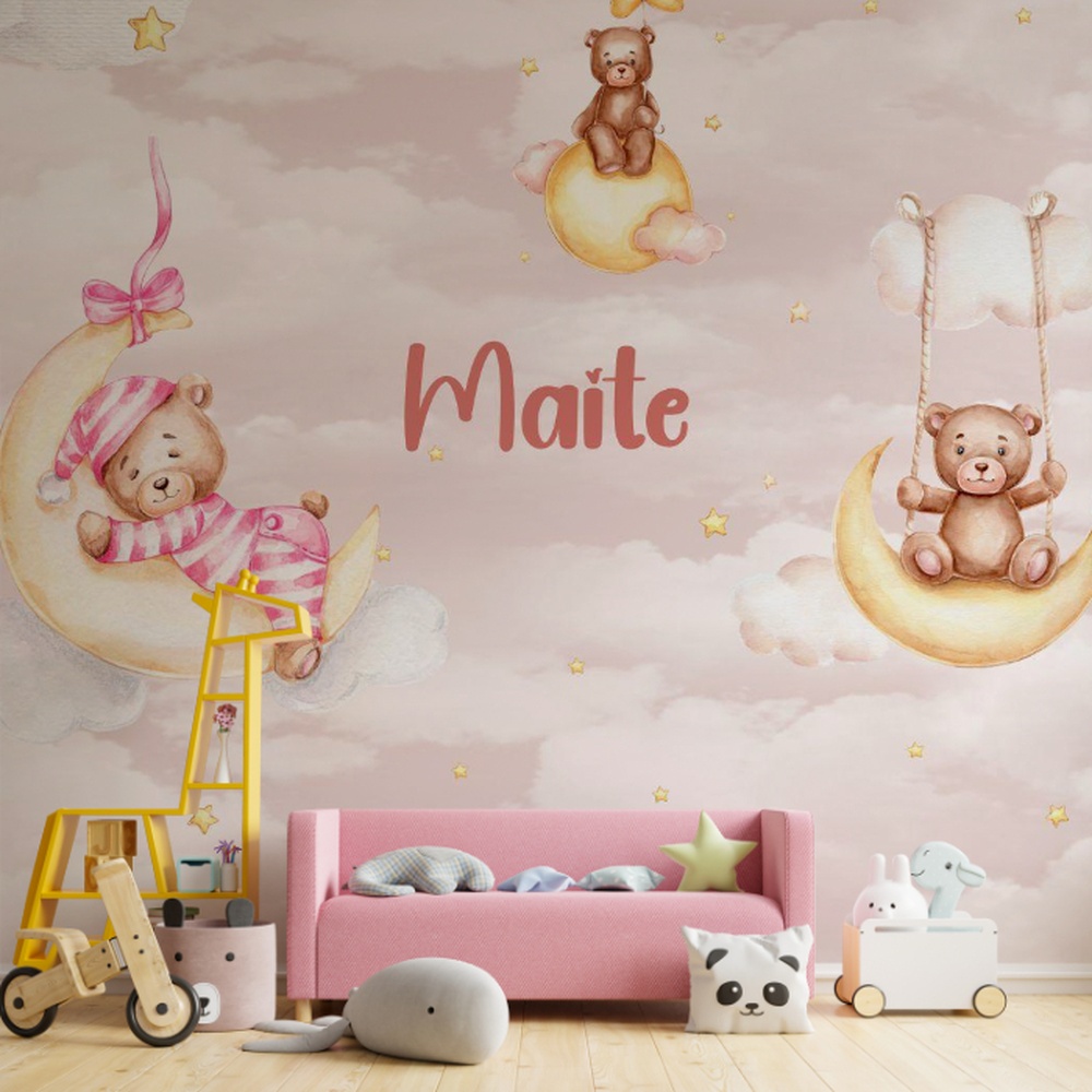 Papel de parede infantil com ursinhos fofos dormindo na lua, estrelas e nuvens suaves.