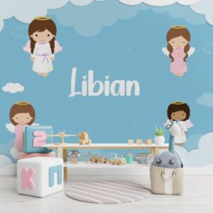 Papel de parede infantil personalizado com anjinhos fofos flutuando entre as nuvens em um céu azul.