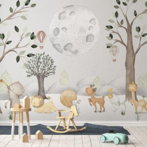 Ilustração de animais fofos caminhando pela floresta sob a luz da lua cheia, com árvores e montanhas ao fundo.